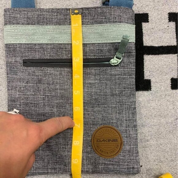 𝅺dakine cross body bag! New condition. Gray/blue. Adjustable strap - Picture 5 of 8